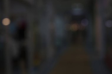 Noel ağacı farklı renklerde aydınlatılmıştır. Yeni yıl tatilinde bulanık arka plan