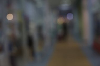 Noel ağacı farklı renklerde aydınlatılmıştır. Yeni yıl tatilinde bulanık arka plan