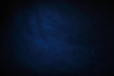 gri siyah mavi bulanık soyut arka plan-Studio duvarı sabit bir ışık ile aydınlatılır