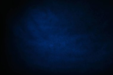 gri siyah mavi bulanık soyut arka plan-Studio duvarı sabit bir ışık ile aydınlatılır