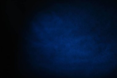 gri siyah mavi bulanık soyut arka plan-Studio duvarı sabit bir ışık ile aydınlatılır