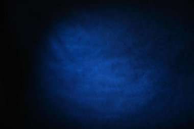 gri siyah mavi bulanık soyut arka plan-Studio duvarı sabit bir ışık ile aydınlatılır