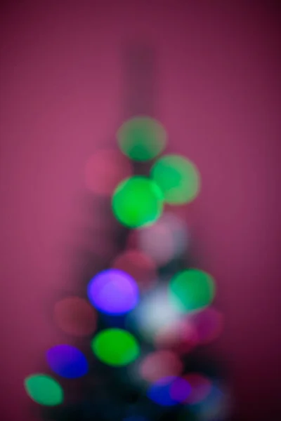 크리스마스 트리는 다른 색상으로 점등 됩니다. 새 해 휴일의 흐린 배경 — 스톡 사진