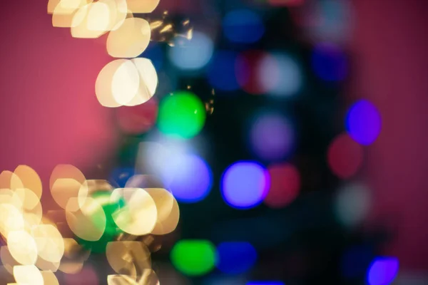 Το χριστουγεννιάτικο δέντρο φωτίζεται με διαφορετικά χρώματα. Θαμπό φόντο του νέου έτους διακοπών — Φωτογραφία Αρχείου