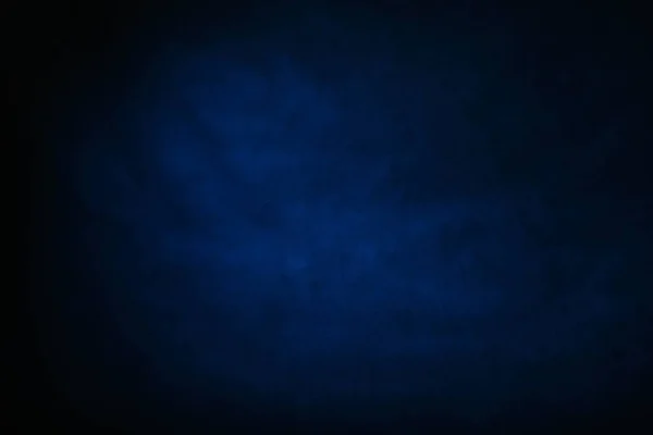 Cinza preto azul borrado abstrato fundo-a parede do estúdio é iluminado por uma luz constante — Fotografia de Stock