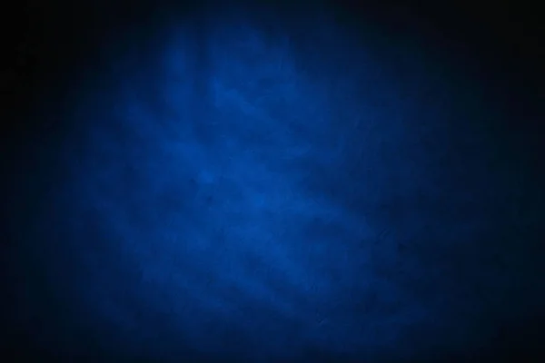 Γκρίζο μαύρο μπλε θολό αφηρημένο φόντο-ο τοίχος του Studio φωτίζεται από ένα συνεχές φως — Φωτογραφία Αρχείου