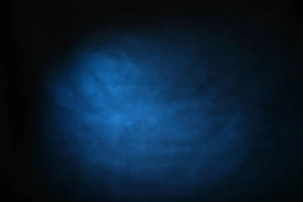 Gris noir bleu flou fond abstrait le mur du Studio est éclairé par une lumière constante — Photo