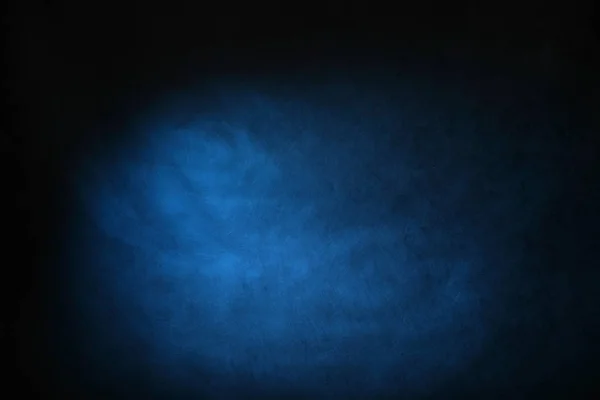 Šedé černé modré rozmazané abstraktní pozadí-stěna studia je osvětlena stálým světlem — Stock fotografie