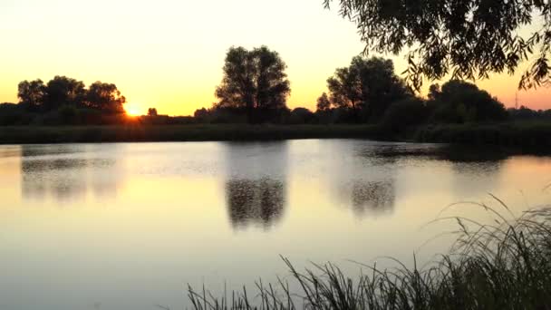 Schöner Sonnenaufgang Über Dem See Der Pfad Der Sonne Brennt — Stockvideo