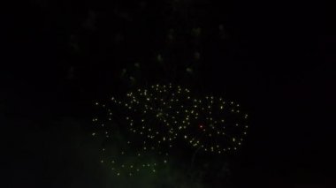 Şeffaf arkaplanda soyut altın havai fişek patlaması. Yeni yıl kutlamaları havai fişekler. Karanlık arka planda bayram havai fişekleri