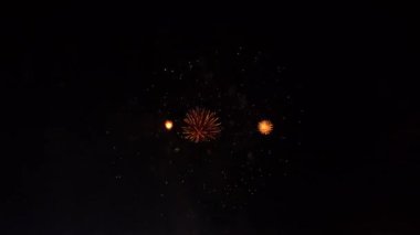 Şeffaf arkaplanda soyut altın havai fişek patlaması. Yeni yıl kutlamaları havai fişekler. Karanlık arka planda bayram havai fişekleri