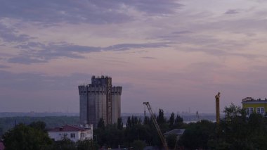 Bir taşra kasabası üzerinde güzel gün batımı, alacakaranlıkta şehir