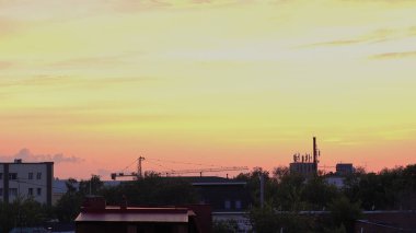 Bir taşra kasabası üzerinde güzel gün batımı, alacakaranlıkta şehir