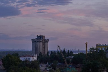 Bir taşra kasabası üzerinde güzel gün batımı, alacakaranlıkta şehir