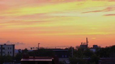 Bir taşra kasabası üzerinde güzel gün batımı, alacakaranlıkta şehir