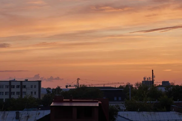 Pôr do sol bonito sobre uma cidade provinciana, cidade ao entardecer — Fotografia de Stock