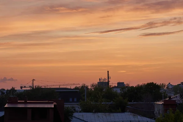 Hermosa puesta de sol sobre una ciudad provincial, ciudad al atardecer — Foto de Stock