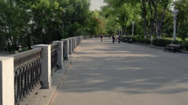 Sokakta spor yapan bir adam..