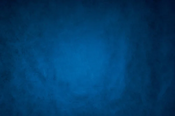 Blau-grauer abstrakter Hintergrund, die Studiowand wird von konstantem Licht beleuchtet — Stockfoto