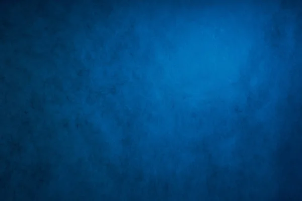 Blau-grauer abstrakter Hintergrund, die Studiowand wird von konstantem Licht beleuchtet — Stockfoto