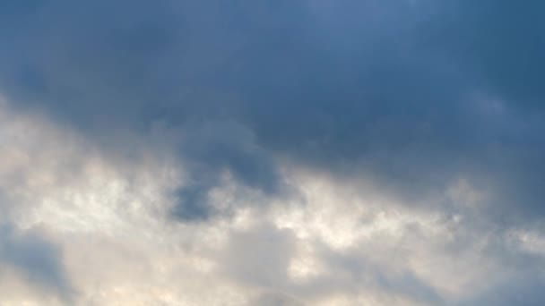 Mavi Gökyüzü Kopya Alanı Ile Güzel Bir Beyaz Bulutlu Kitle — Stok video