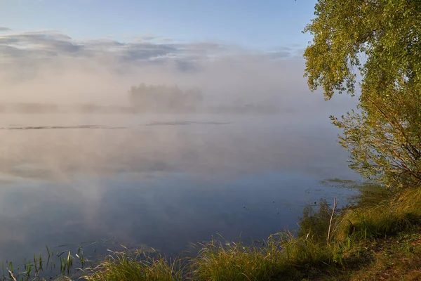 A quiet dawn over the lake in a Sunny hazy light. Autumn time. — Stock Photo, Image