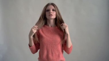 Genç kızıl saçlı kızın yakın çekim 