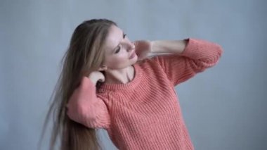 Gri beyaz arka plan aleyhine poz güzel kız