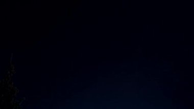 Göz kamaştırıcı havai fişekgece gökyüzünü aydınlatır.