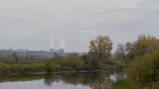 工业工厂的空气污染 吸烟的工业管道 红色与白色工业烟囱 — 图库视频影像