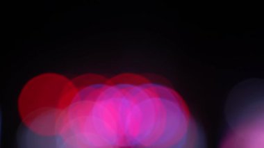 Büyük bir şehirde gece yolda bulanık bokeh trafik, güzel ışıklar karanlıkta farklı renk yanan.