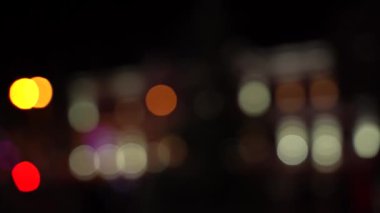 Büyük bir şehirde gece yolda bulanık bokeh trafik, güzel ışıklar karanlıkta farklı renk yanan.