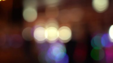 Büyük bir şehirde gece yolda bulanık bokeh trafik, güzel ışıklar karanlıkta farklı renk yanan.