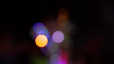 Büyük bir şehirde gece yolda bulanık bokeh trafik, güzel ışıklar karanlıkta farklı renk yanan.