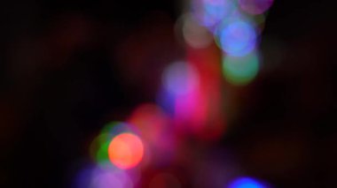 Büyük bir şehirde gece yolda bulanık bokeh trafik, güzel ışıklar karanlıkta farklı renk yanan.