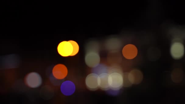 大都市の夜に道路上のぼやけたボケトラフィック 暗闇の中で異なる色を燃やす美しいライト — ストック動画