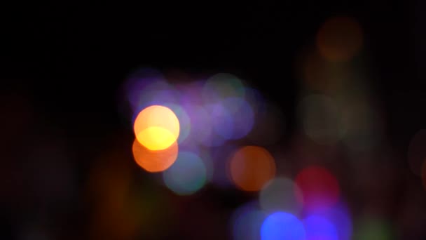 大都市の夜に道路上のぼやけたボケトラフィック 暗闇の中で異なる色を燃やす美しいライト — ストック動画