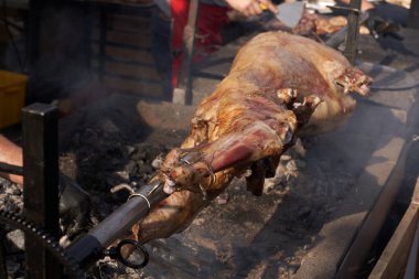 Bütün küçük koyun hazırlandı ve tükürük üzerinde döndürüldü. Sokakta kızarmış et..