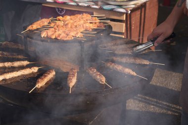 Şiş kebap. Kömür ızgarasında kızartılan domuz eti mi kuzu eti mi?.