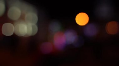 Büyük bir şehirde gece yollarda bulanık bokeh trafiği,