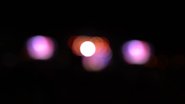 Tráfico borroso de bokeh en la carretera por la noche en una gran ciudad , — Vídeo de stock