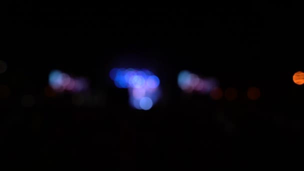 Rozmazaný bokeh provoz na silnici v noci ve velkém městě, — Stock video