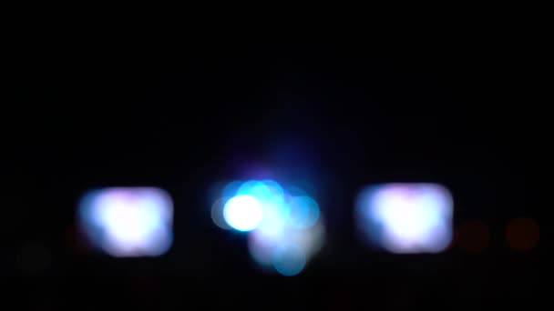 Tráfico borroso de bokeh en la carretera por la noche en una gran ciudad , — Vídeo de stock