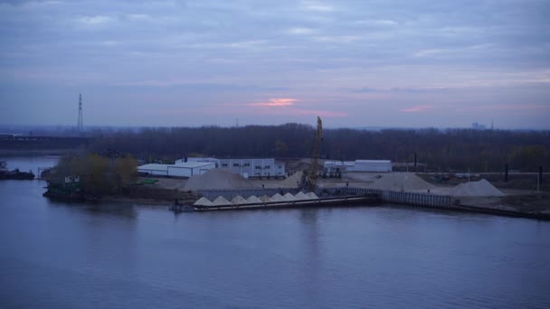 Frachtkran im Flusshafen macht Entladen von Schuttkahn, — Stockvideo