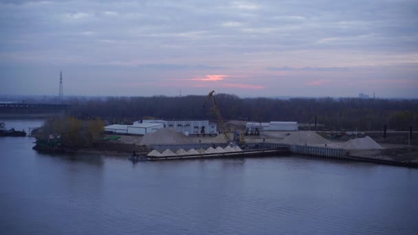 Nákladní jeřáb v říčním přístavu vykládá sutiny, — Stock video