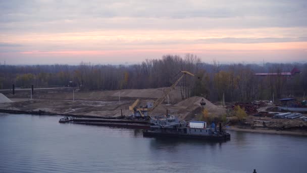 Vrachtkraan in de haven maakt lossen van rivierzand, — Stockvideo