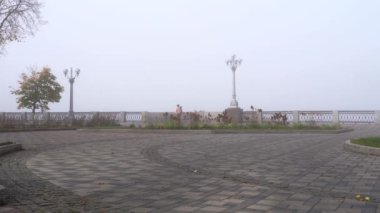 Şehrin üzerine yoğun bir sis çöktü, insanlar aktif bir yaşam tarzı sürdürüyorlar..