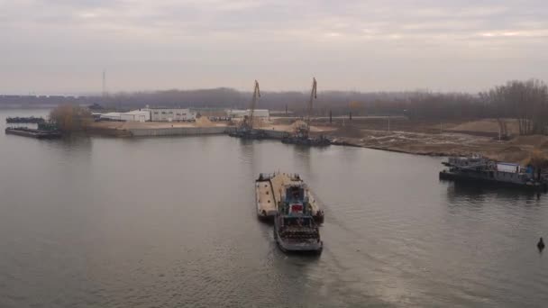 Binnenschiff transportiert Kies im Flussfrachthafen unter dem Entladekran — Stockvideo