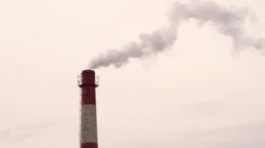 Endüstriyel bitkilerden kaynaklanan hava kirliliği. Sigara endüstriyel borular. Beyaz endüstriyel bacaile kırmızı.