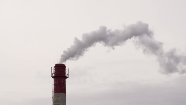 Luftföroreningar från industrianläggningar. Röka industriella rör. Röd med vit industri skorsten. — Stockvideo